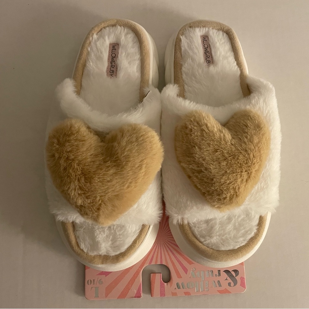 Willow & Ruby ~Fuzzy Heart Slippers~Women’s Size 9-10 NWT